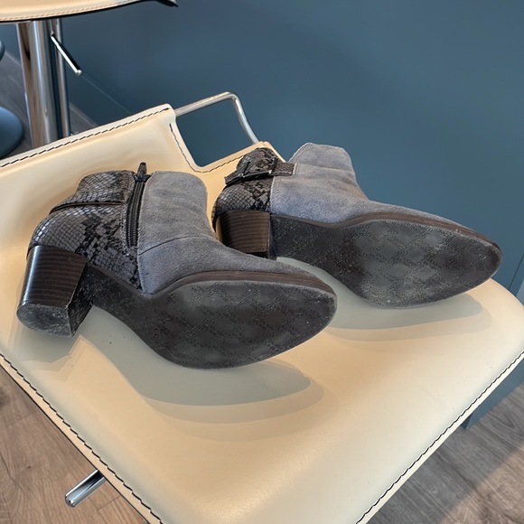 Gray Suede Zip up bootie and buckle .Naomi Snake - Picture 4 of 6